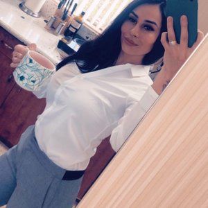 Meet your Posher, Yhenia